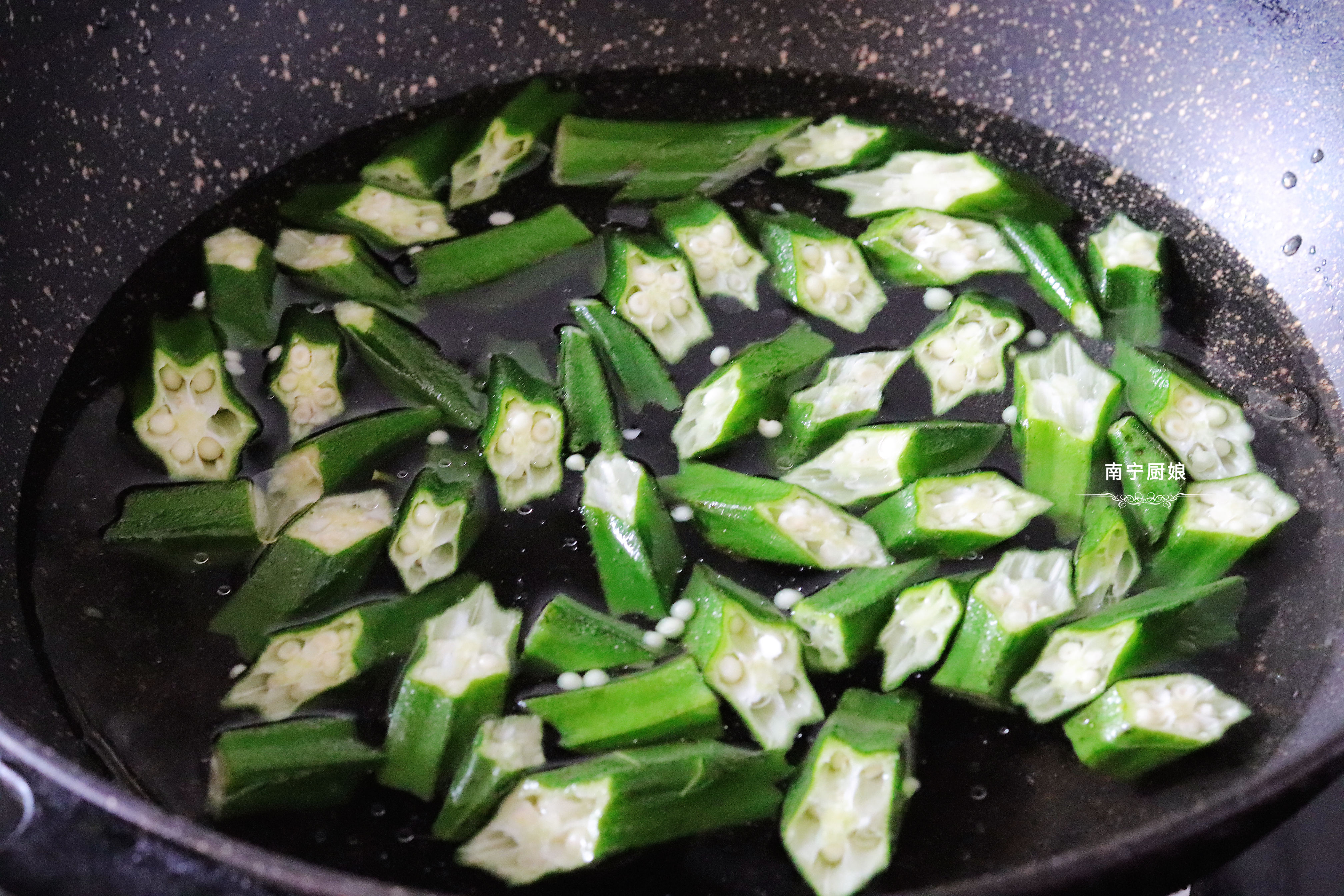 秋葵如何焯水,秋葵怎样焯水翠绿