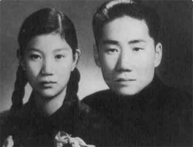 2018年，刘思齐儿子，女儿纪念主席诞辰125周年，表情严肃凝重