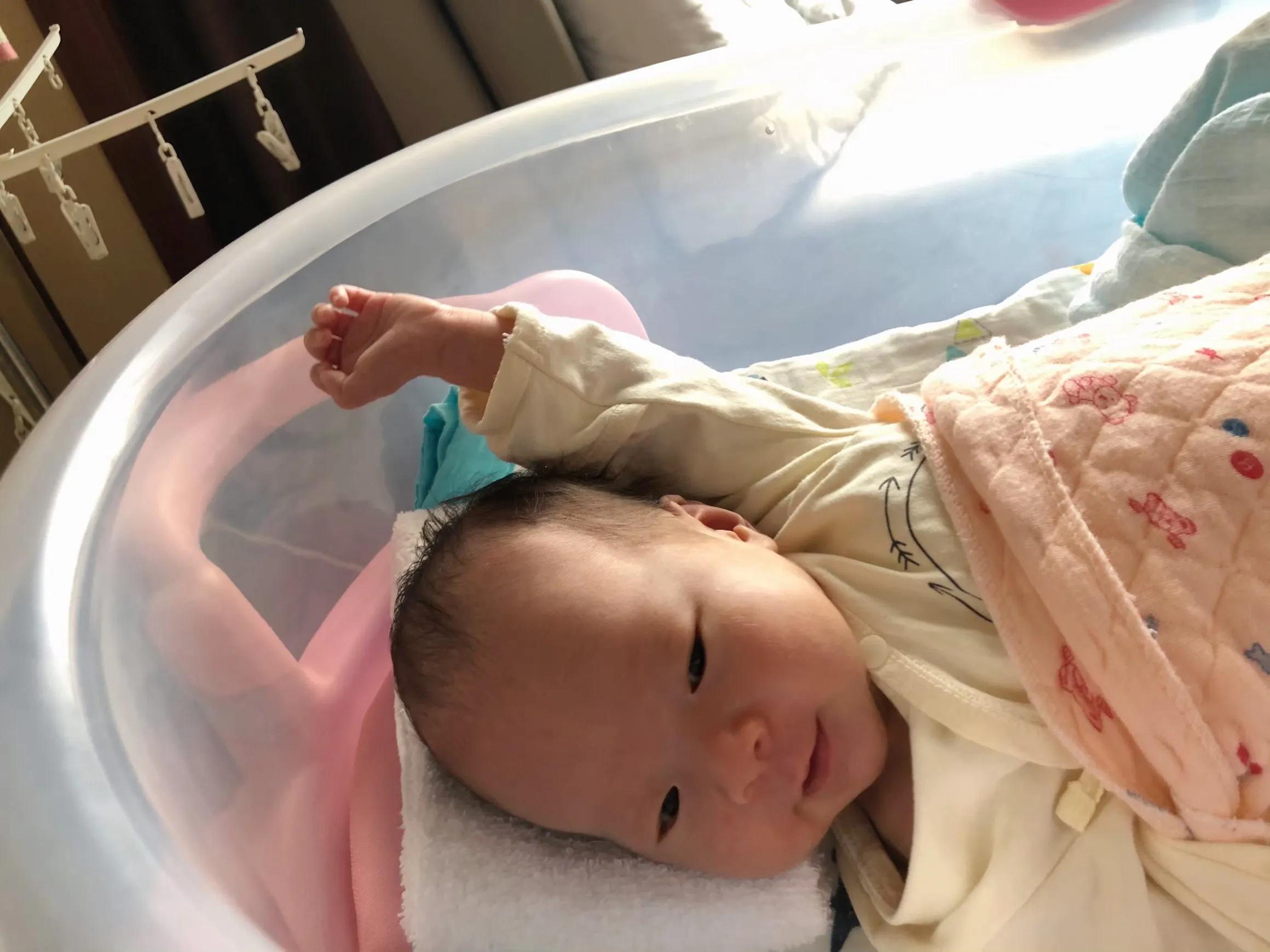 宝宝生病住院是妈妈最大的崩溃,未满月的宝宝一直哭