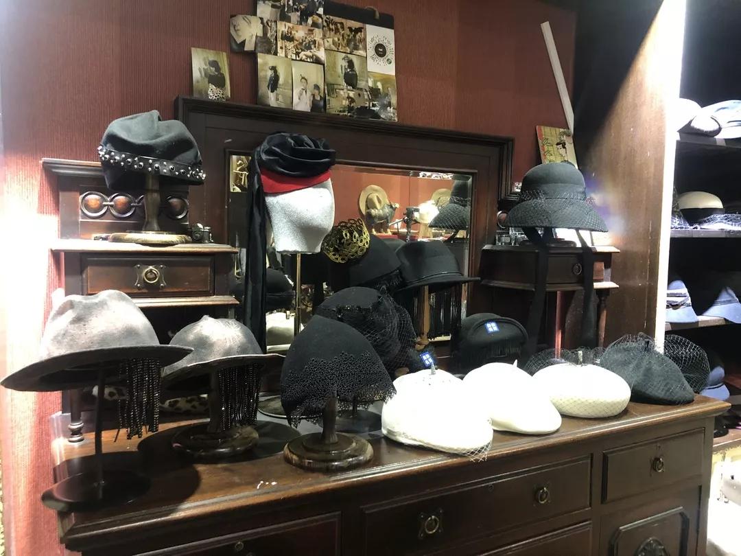 专访|“头大戴不下”怎么办？帽匠设计师Coco跟你聊帽子的学问