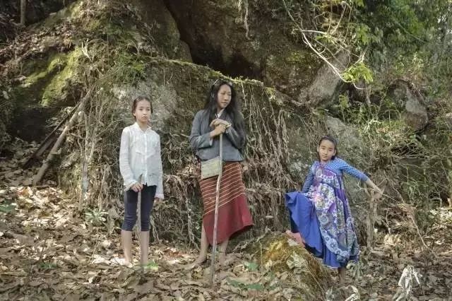 29岁不当记者，追随德国老公守护雨林，两女儿宛如天使，可不上学