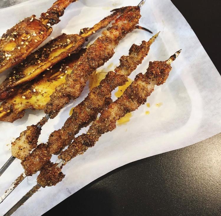 这个电烤羊肉串，吃完以后打嗝儿都香