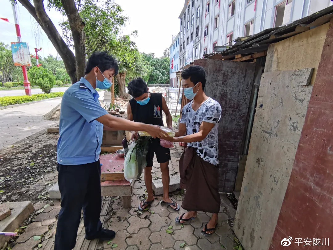 疫情当前警察不退|“你下单我跑腿”网格员变身专属“代购”