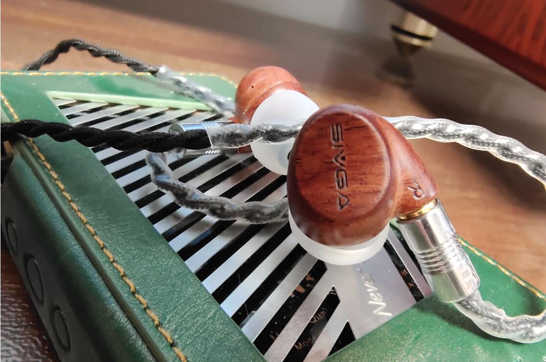 买的耳机总是用一阵子就坏了,买了新的耳机发现旧的好用了