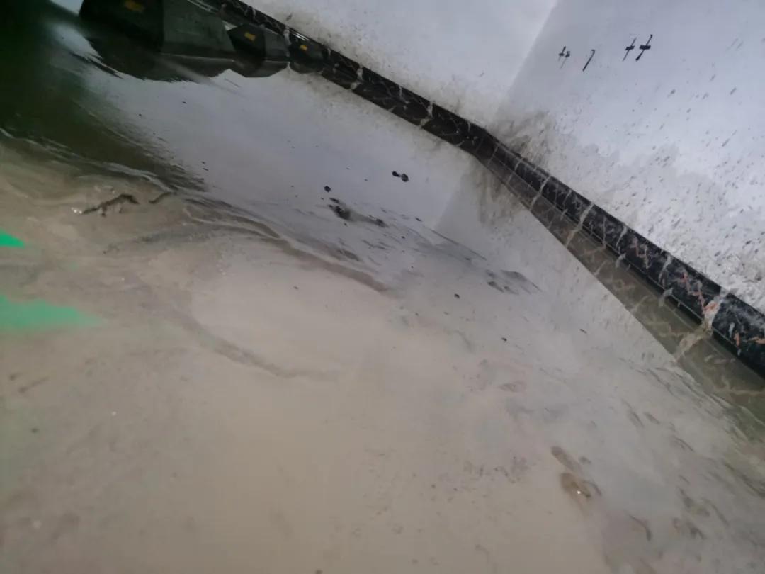 楼房车库地面塌陷该谁负责,地下车库反水导致房屋塌陷