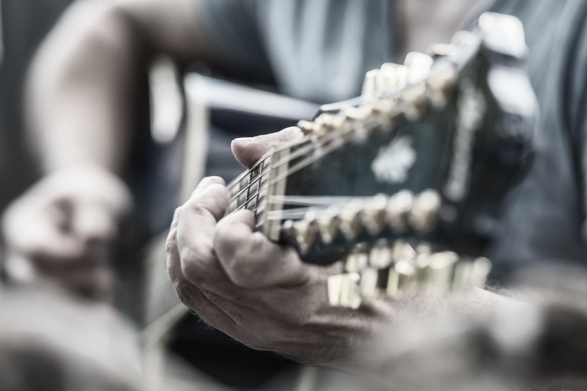 全自动吉他比吉他好学吗,吉他自学买什么吉他