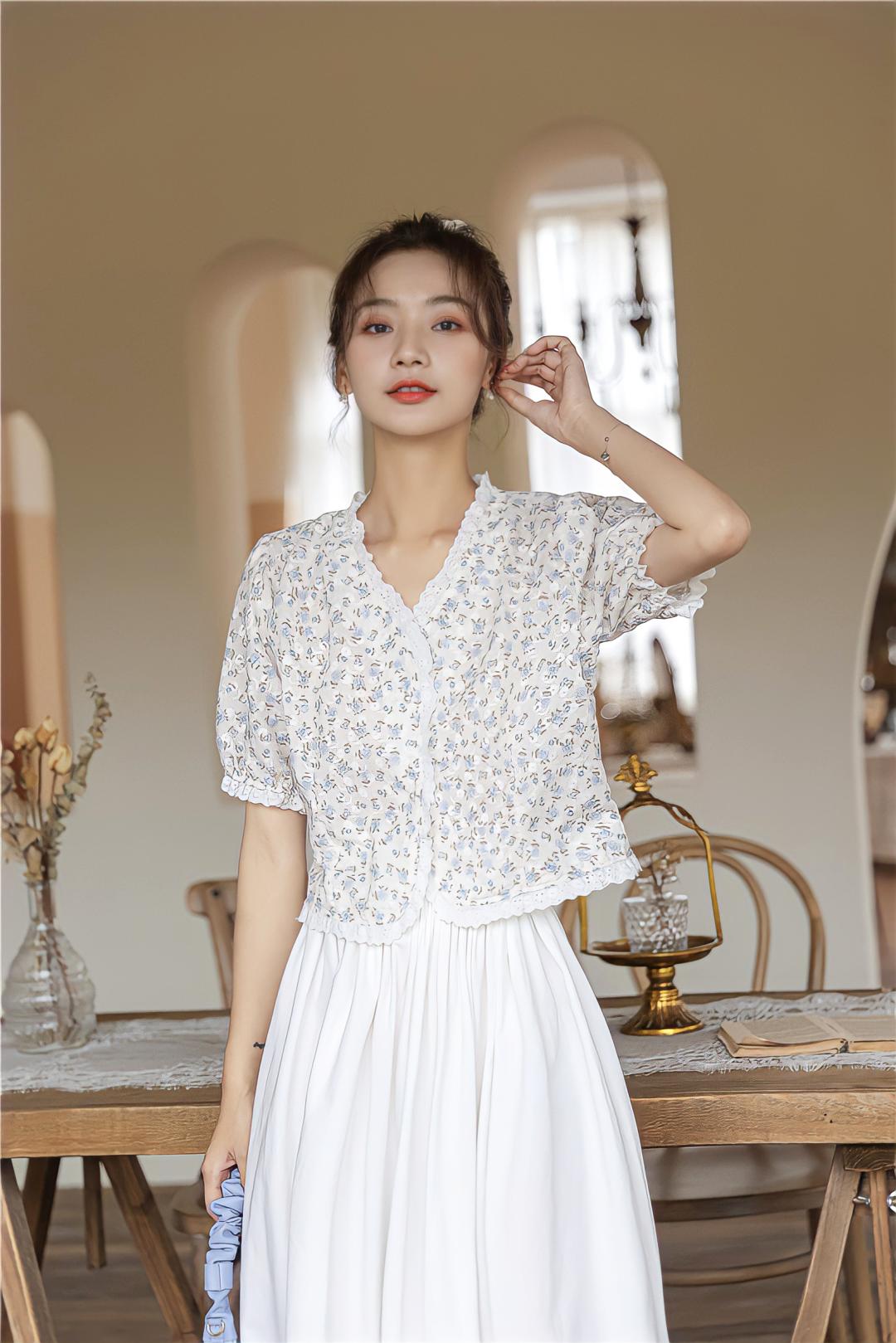 学生党适合在校服里穿的衬衫,适合学生党穿在校服里的衬衫