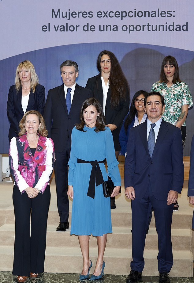 48岁西班牙王后穿西装,47岁西班牙王后真会穿雾霾蓝