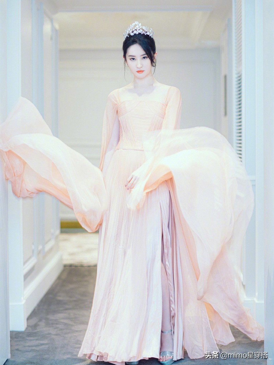 32岁刘亦菲终于换风格，罕见运动装造型显活力，美成18岁少女样