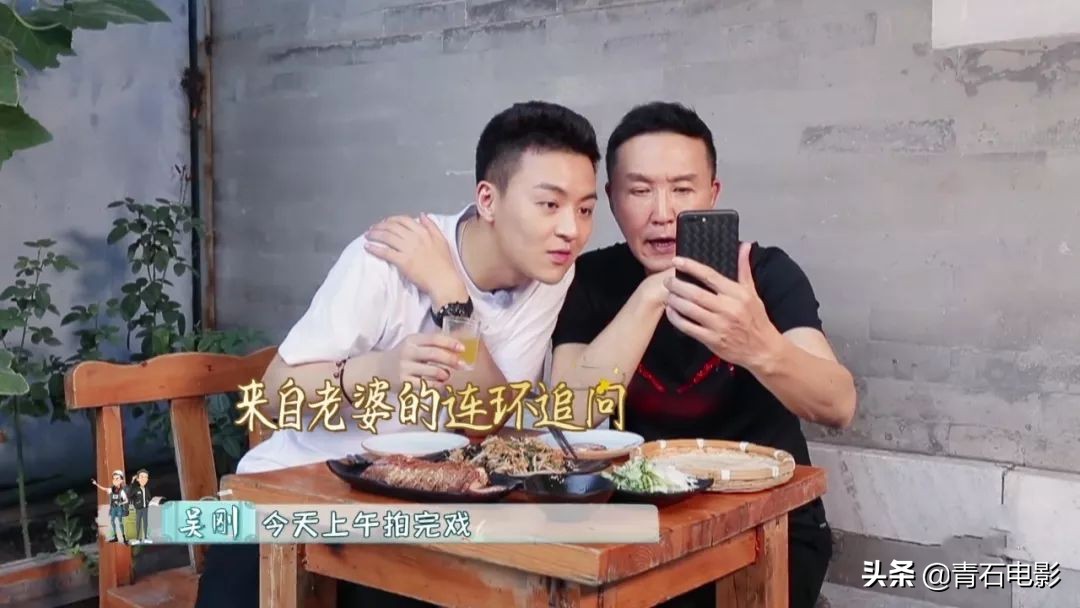 徐锦江与梁家辉去青岛综艺节目,徐锦江梁家辉综艺比拼演技