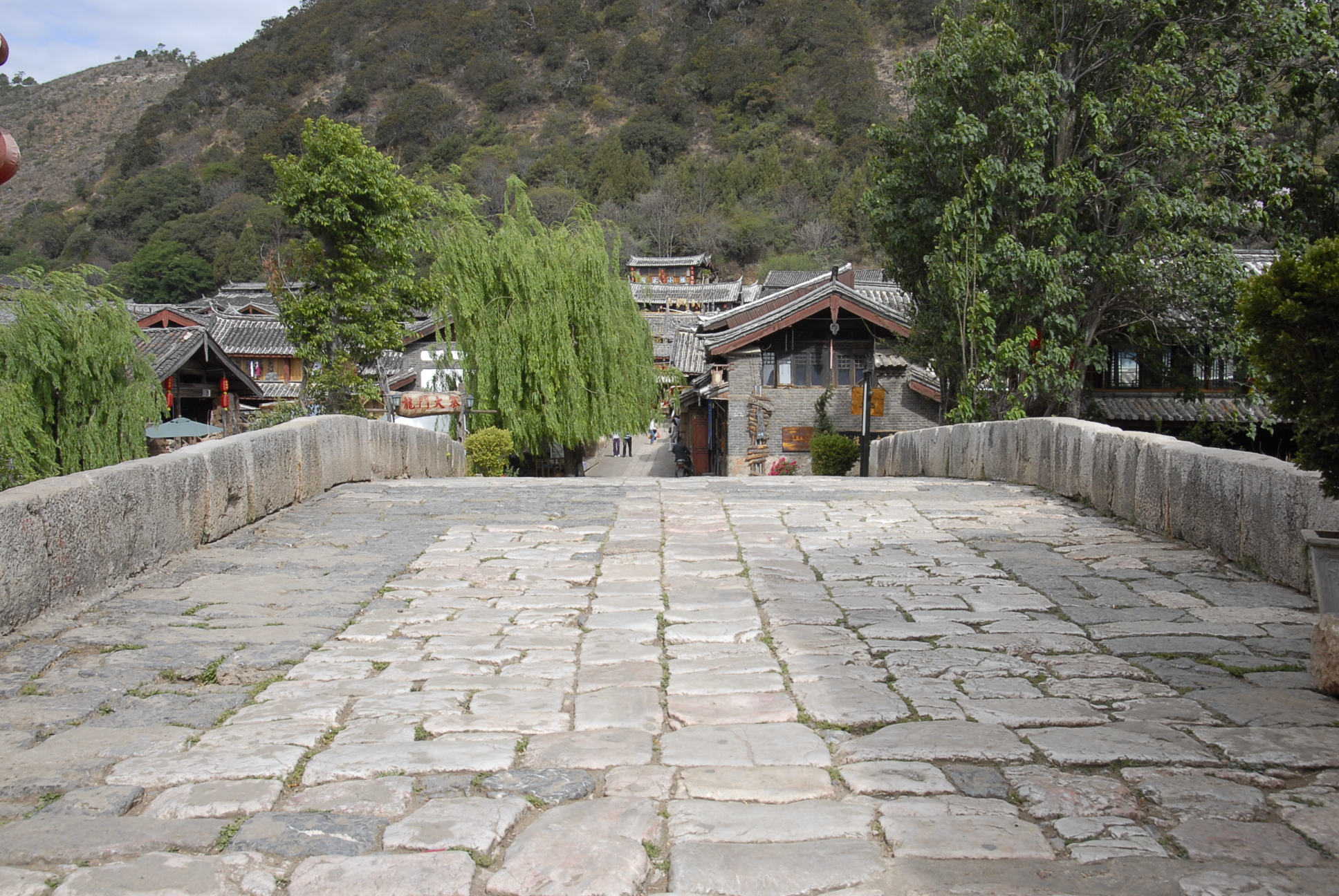 束河古镇和丽江哪个更值得去,丽江旅行住束河好还是丽江古城好