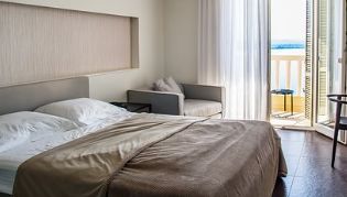 为什么住酒店时要倒一壶开水在马桶里？看完恍然大悟