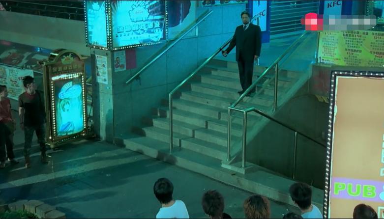 周润发介绍梁家辉赌圣搞笑片段,发哥梁家辉赌神经典片段