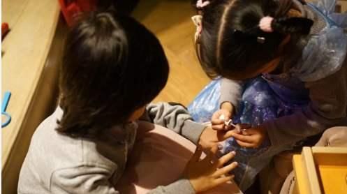 妹妹偷溜进哥哥房间“蹭床”，结局让网友笑翻：嚣张进去卑微出来