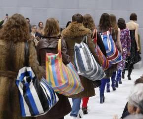 “中国大妈”引领世界潮流,LV再次模仿推出防晒面罩