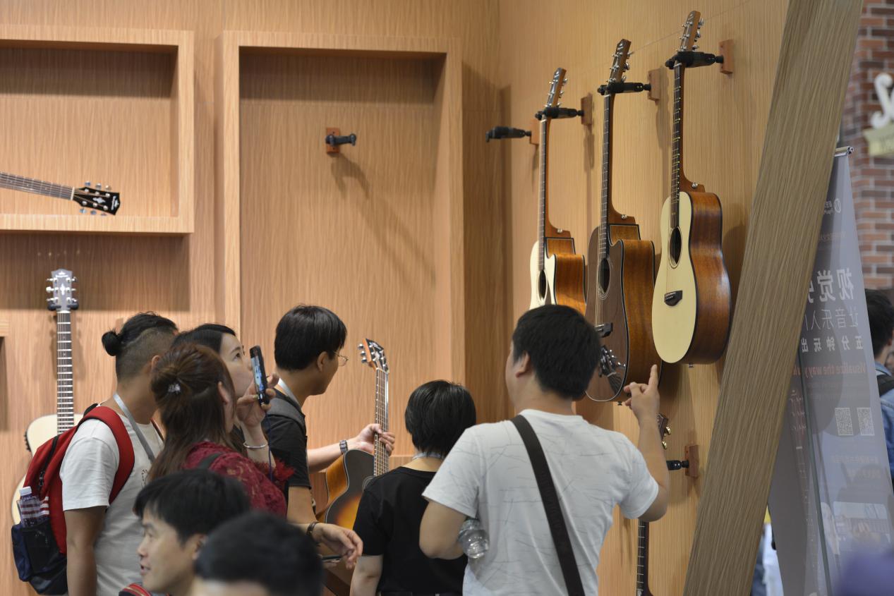 学习吉他弹唱初学只要平凡,练吉他练到不用谱就能弹出好曲子