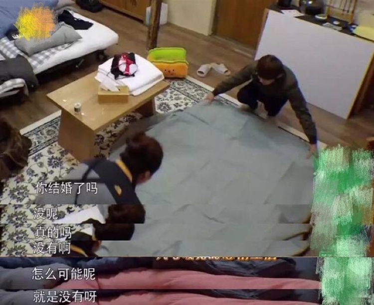 何炅自曝初恋当上“电灯泡”，青涩情谊变单恋，女主被疑是龙丹妮