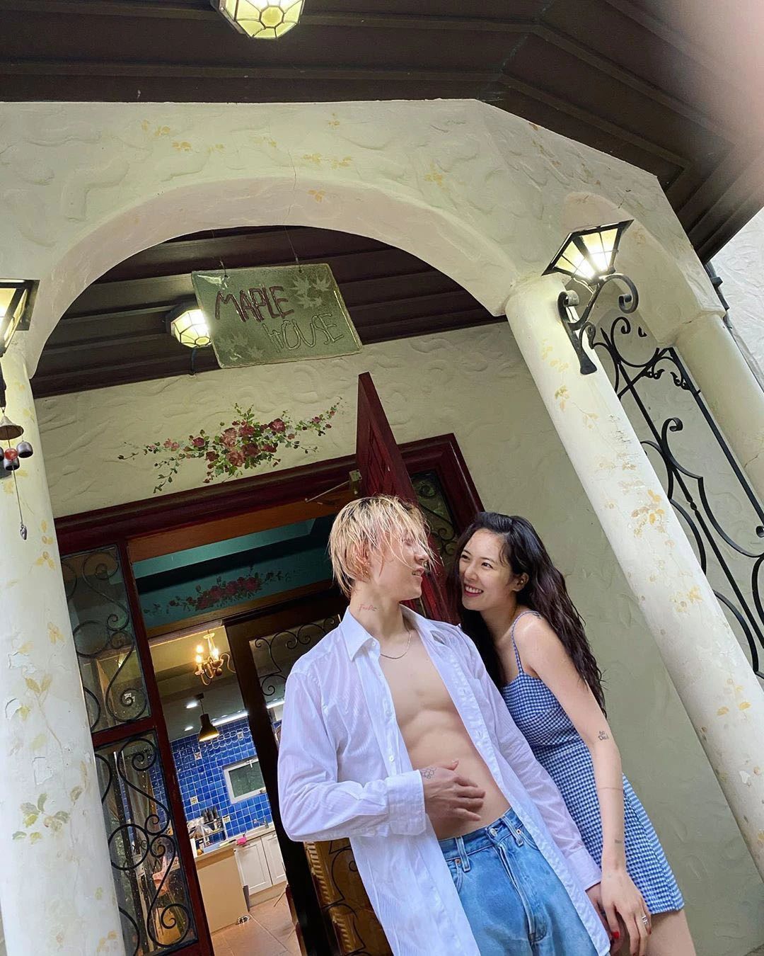 金泫雅和男朋友情侣装造型，想当街亲泫雅？果然韩国“狗粮”更香