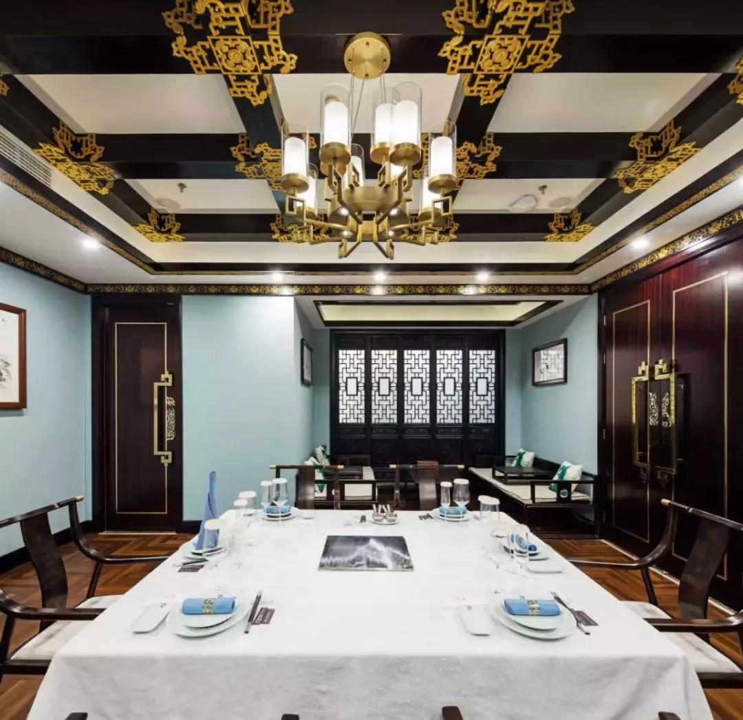 西安一“怪”店，没有散座，厅堂还悬了只大金龙