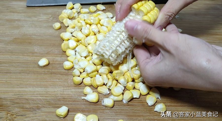 广州早茶店里的玉米饼怎么做,广东早茶香煎玉米饼不用皮