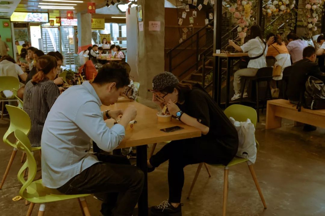 我和男朋友一起上班,我和男朋友在同一家公司实习