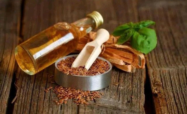 小区来了卖麻油的，老远就闻到香味，原来猫腻在机器里，还好没买