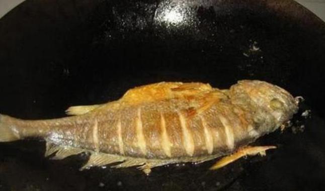 煎鱼总粘锅，别再怨锅了，大厨教你3个技巧，不粘锅不破皮，管用