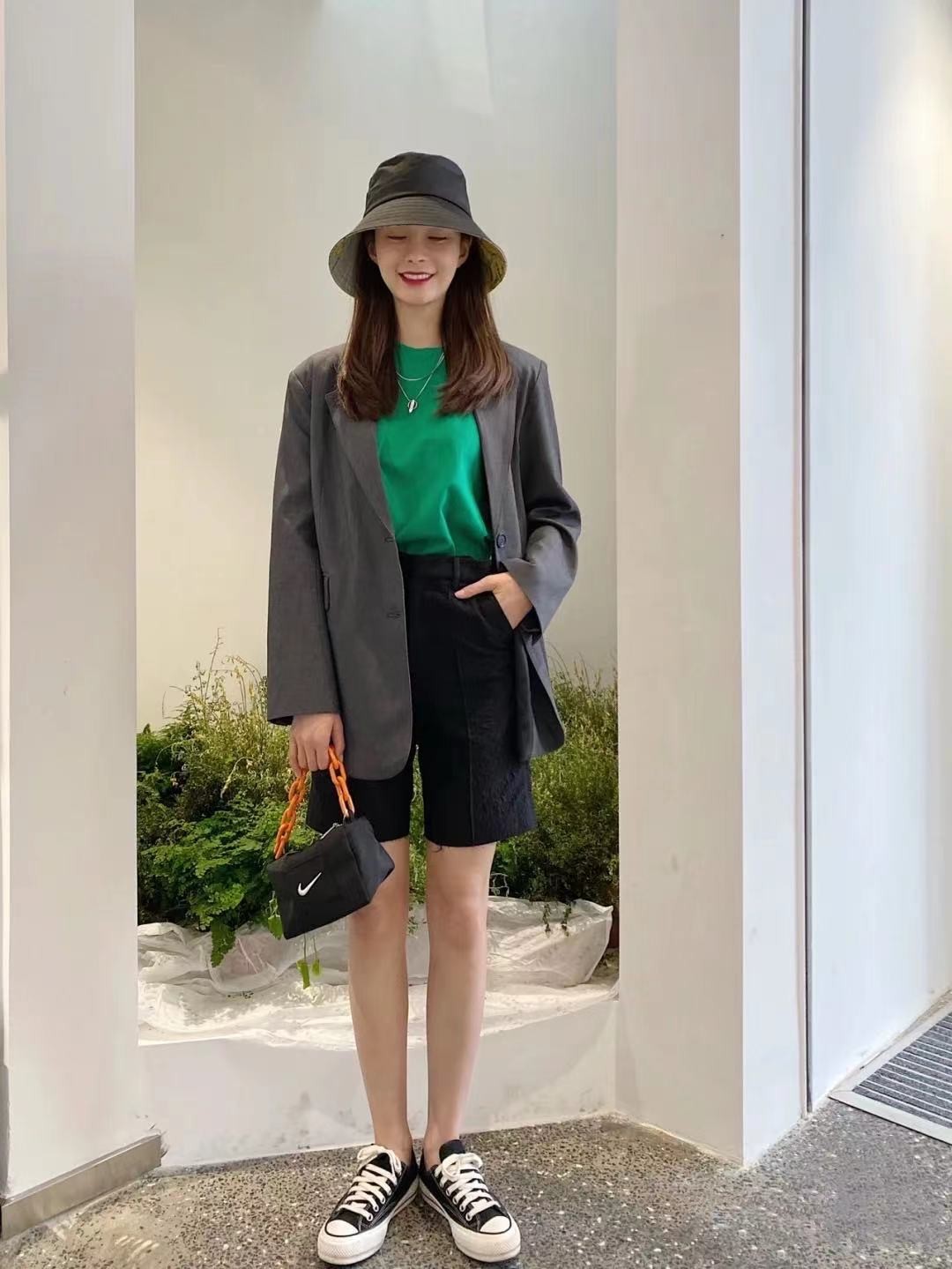 2022年新款夏天时尚西装短裤气质,2020年流行的西装裤穿搭