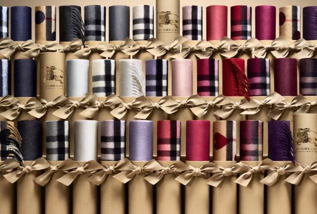 今年流行三角式的围巾,今年流行啥子颜色的围巾