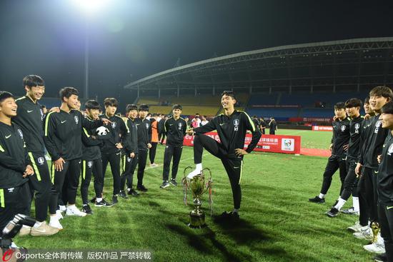 同样是冠军，韩国人撒尿发狂折磨人，日本鞠躬致谢捡垃圾