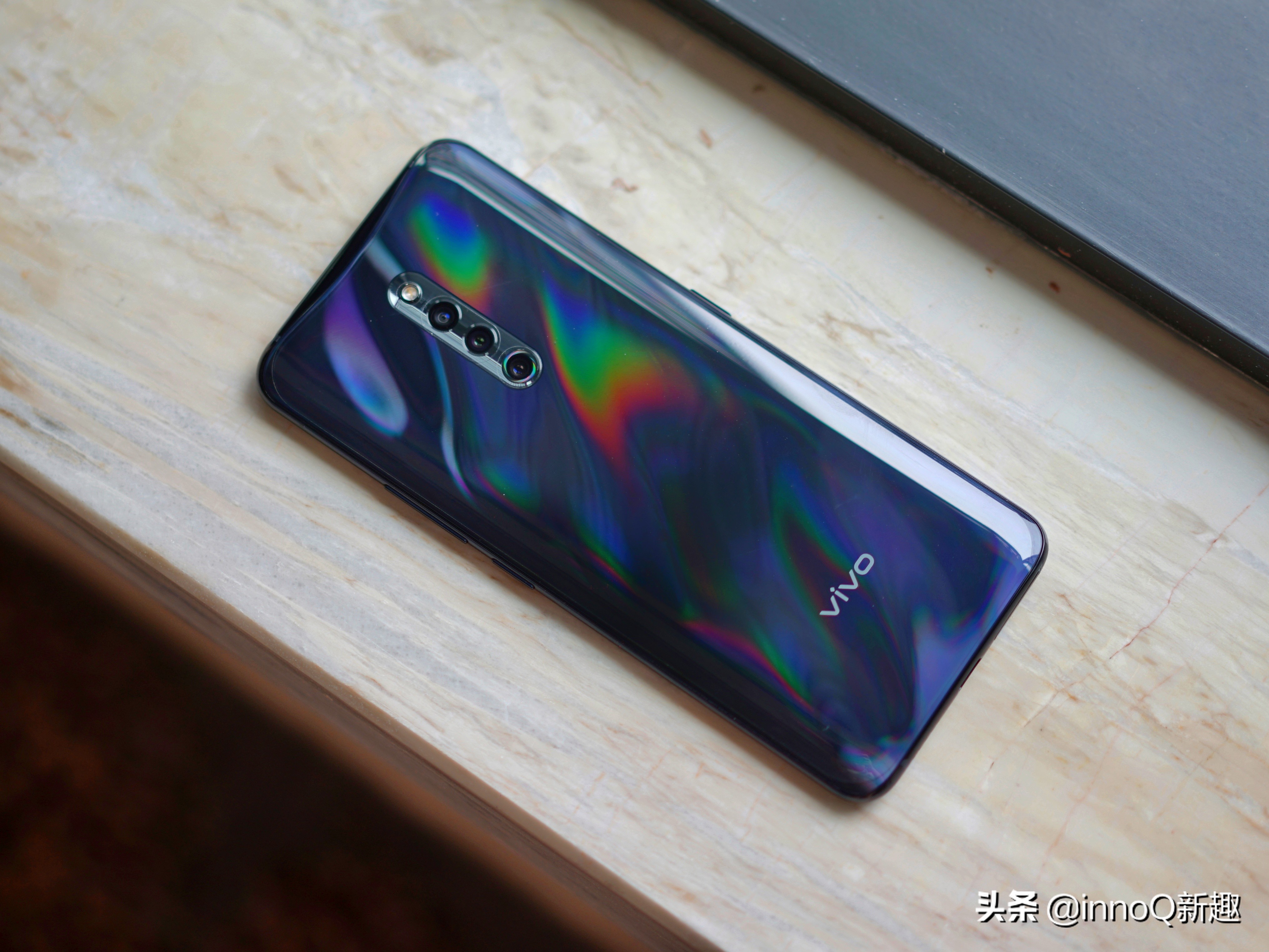 看！这部手机真的完整诠释了什么叫『五彩斑斓的黑』