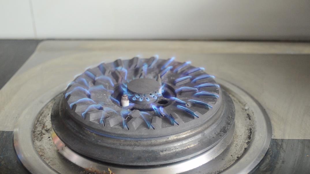 燃气灶出火不均匀怎么清理,燃气灶出火是红色怎么修理