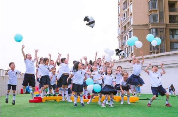 为啥一到幼儿园小孩不说话,为什么孩子一到幼儿园就说不去