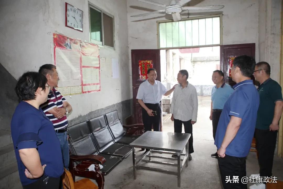 走访慰问贫困户炎炎夏日送清凉,检察院慰问扶贫驻村工作队