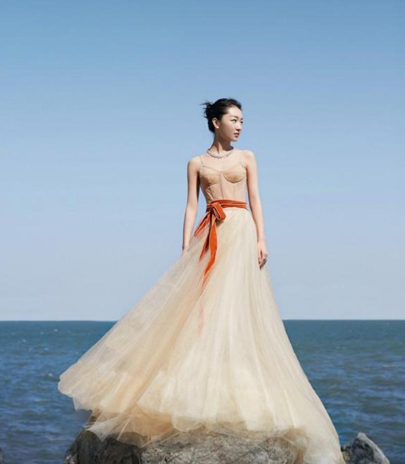周冬雨身穿清新的薄荷色挂脖礼服,周冬雨巴黎时装周露腰撞色造型