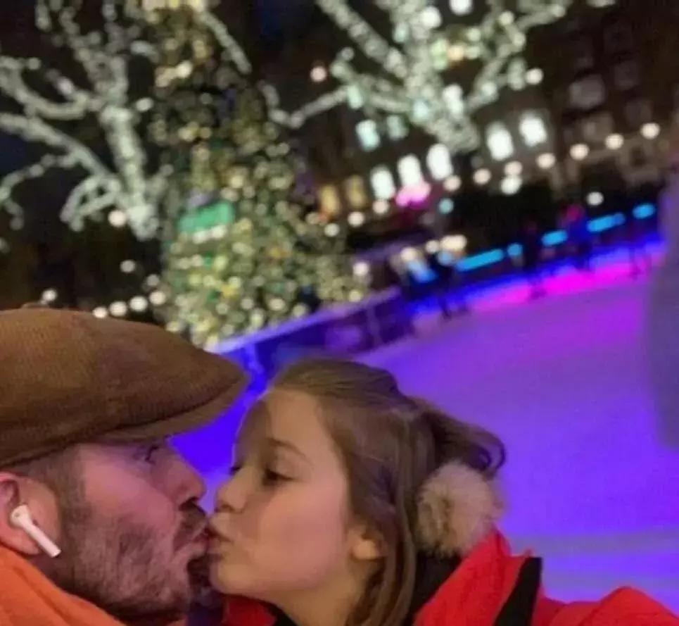 小七甜蜜献吻贝克汉姆,贝克汉姆吻小七引争议视频