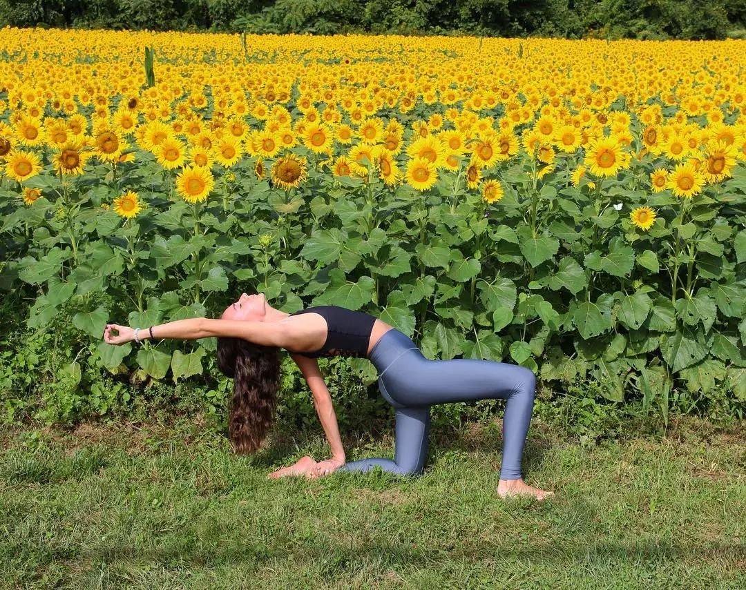 能让身体迅速出汗的动作,来点轻松弹跳步