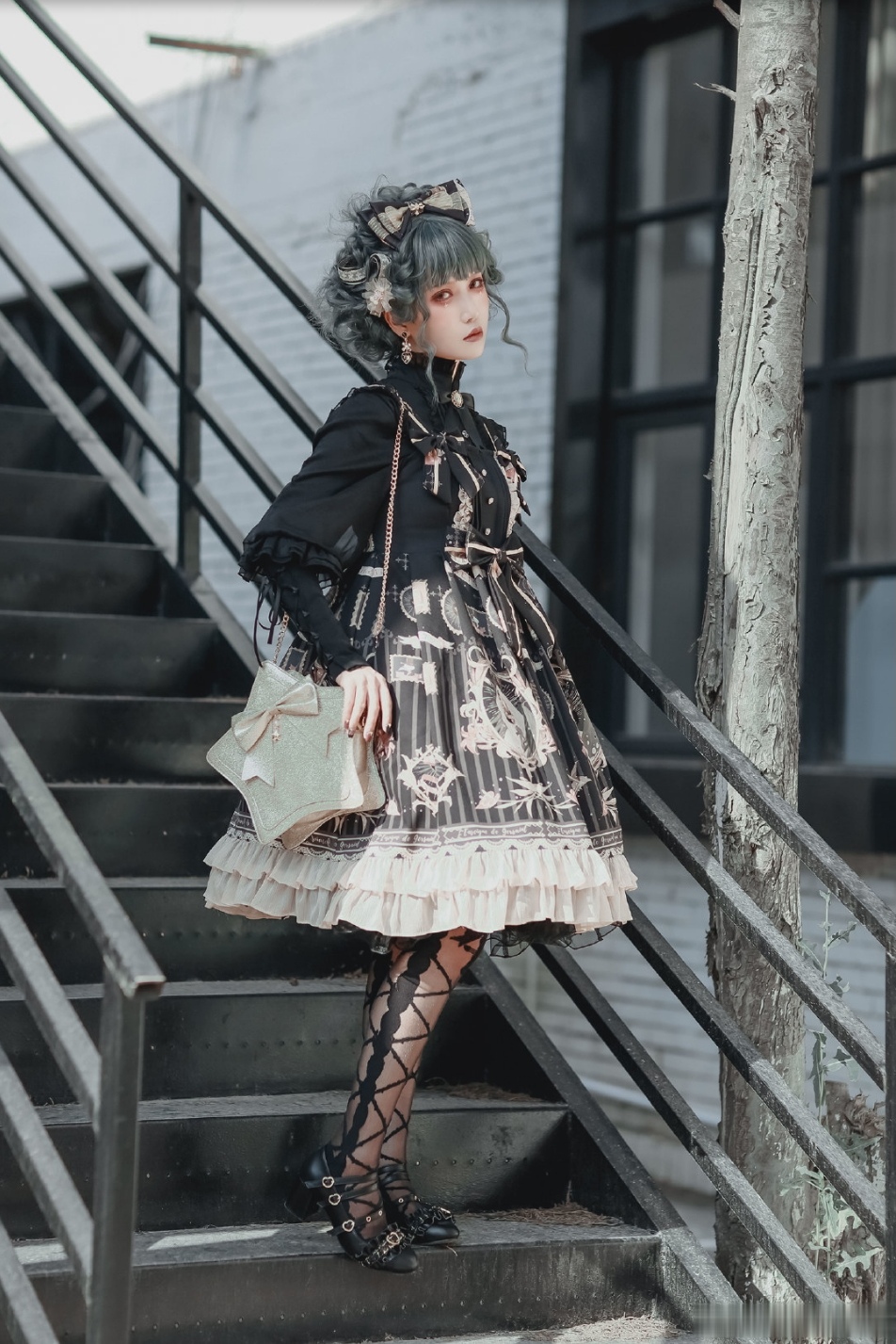 华尔笔下的堕天使,灰蓝盘发哥特lo娘,厌世妆容黑暗而优雅