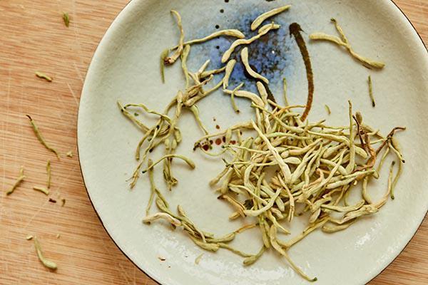 为什么指甲上会有竖条,为什么指甲上有竖纹还会裂开