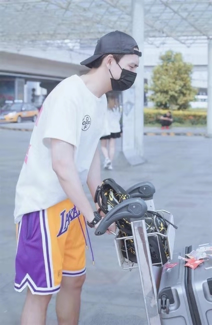 李现白色t配绿色短裤视频,李现的叠穿穿搭时尚又显得帅气