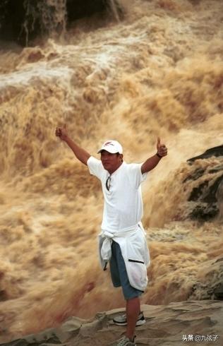 他飞过长城,他飞过黄河,他是中国的冒险王,他是娱乐圈中的大哥