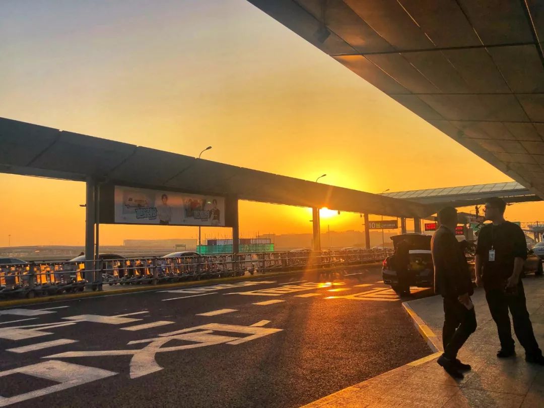 在机场睡觉24小时,在机场等待的6个小时