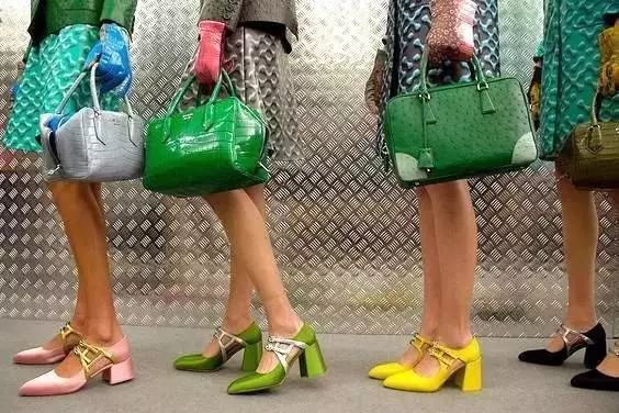 鞋柜必备这4双小白鞋百搭又时髦,复古英伦风玛丽珍鞋怎么搭配