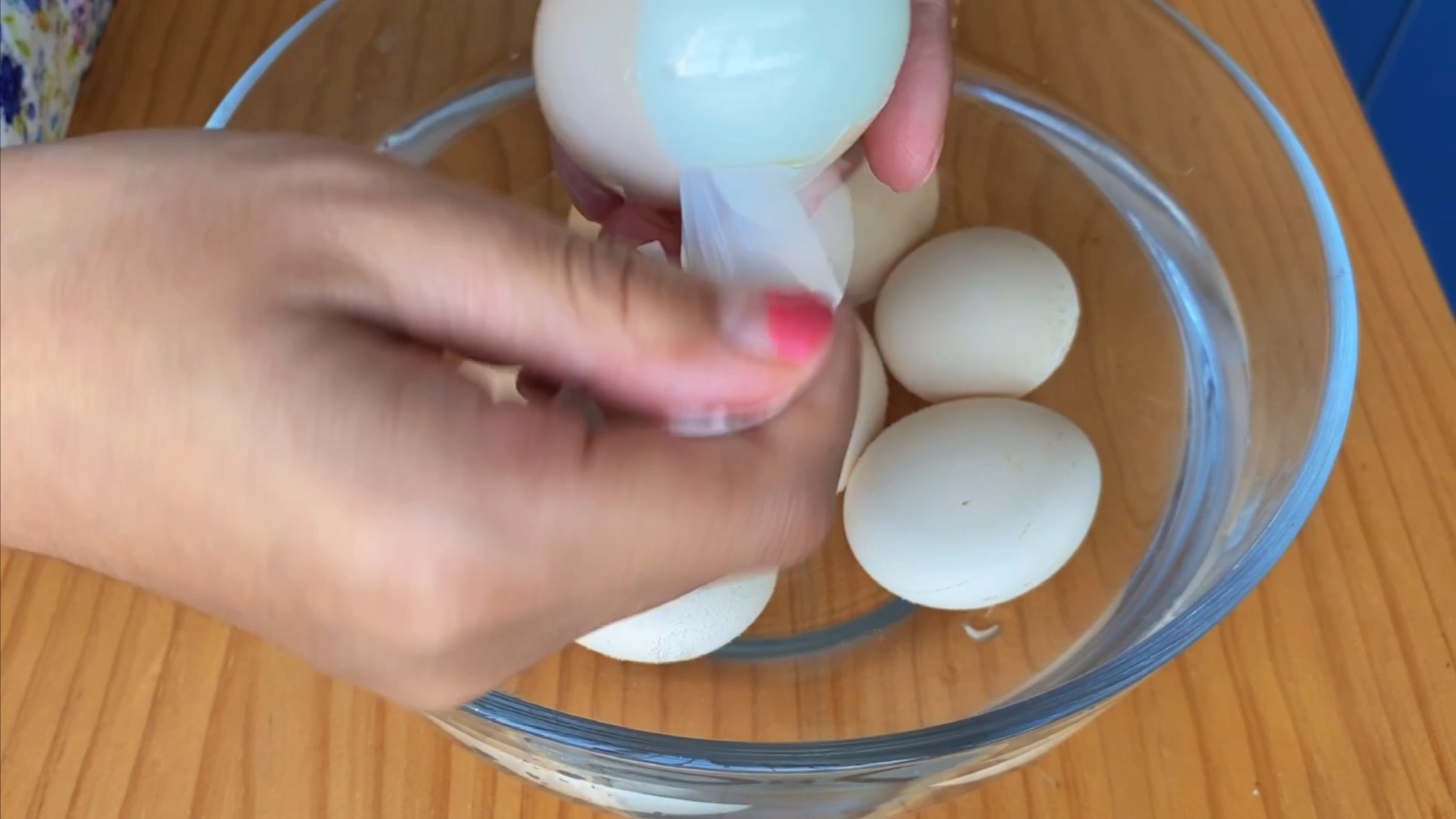 煮鸡蛋时，别直接下锅煮，老保姆教我一招，鸡蛋不会裂，特好剥皮