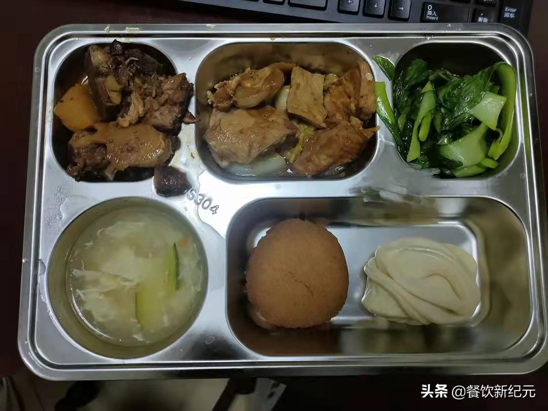 何家劲谈剧组伙食,何家劲员工晒工厂伙食