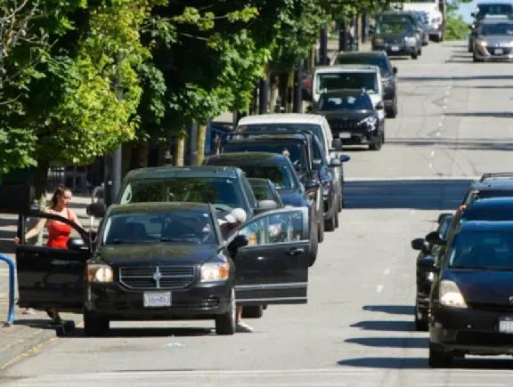 把温哥华的车卖了吧！市政府欲斥巨资查停车，油价还飙破天际