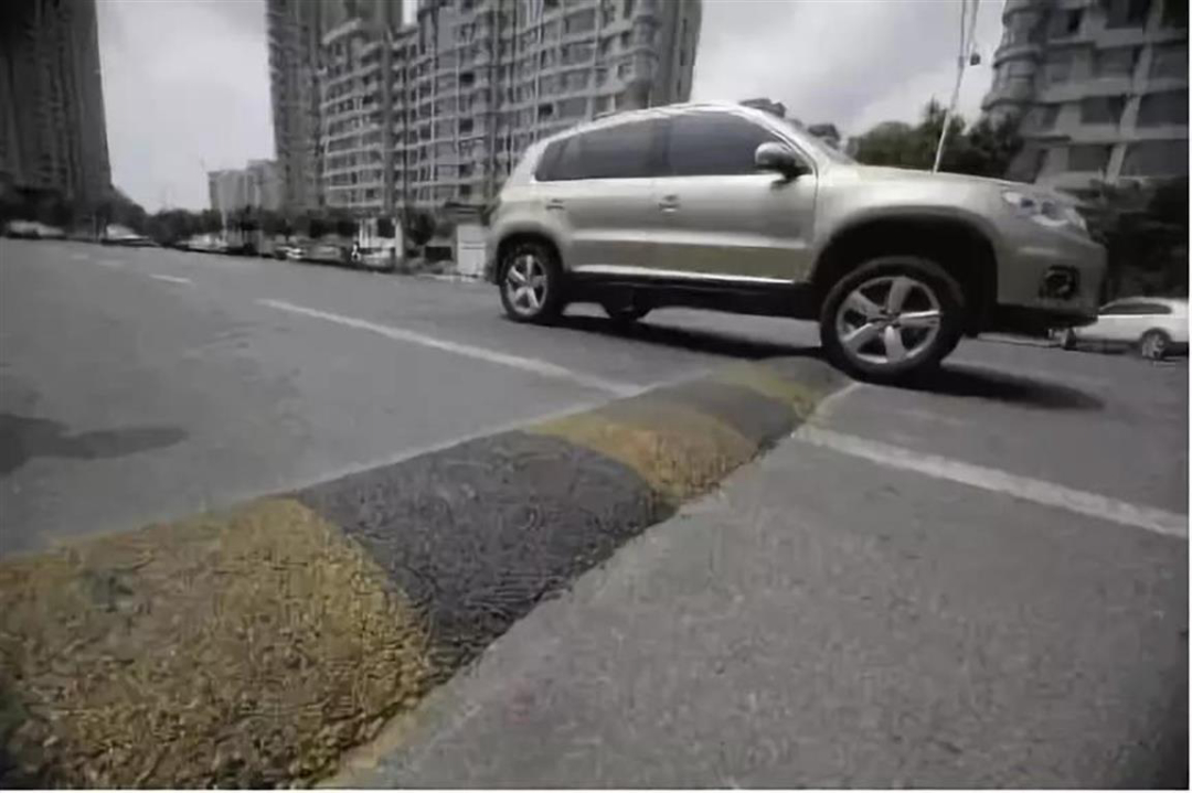 过减速带踩刹车有什么影响,过减速带刹车伤车吗