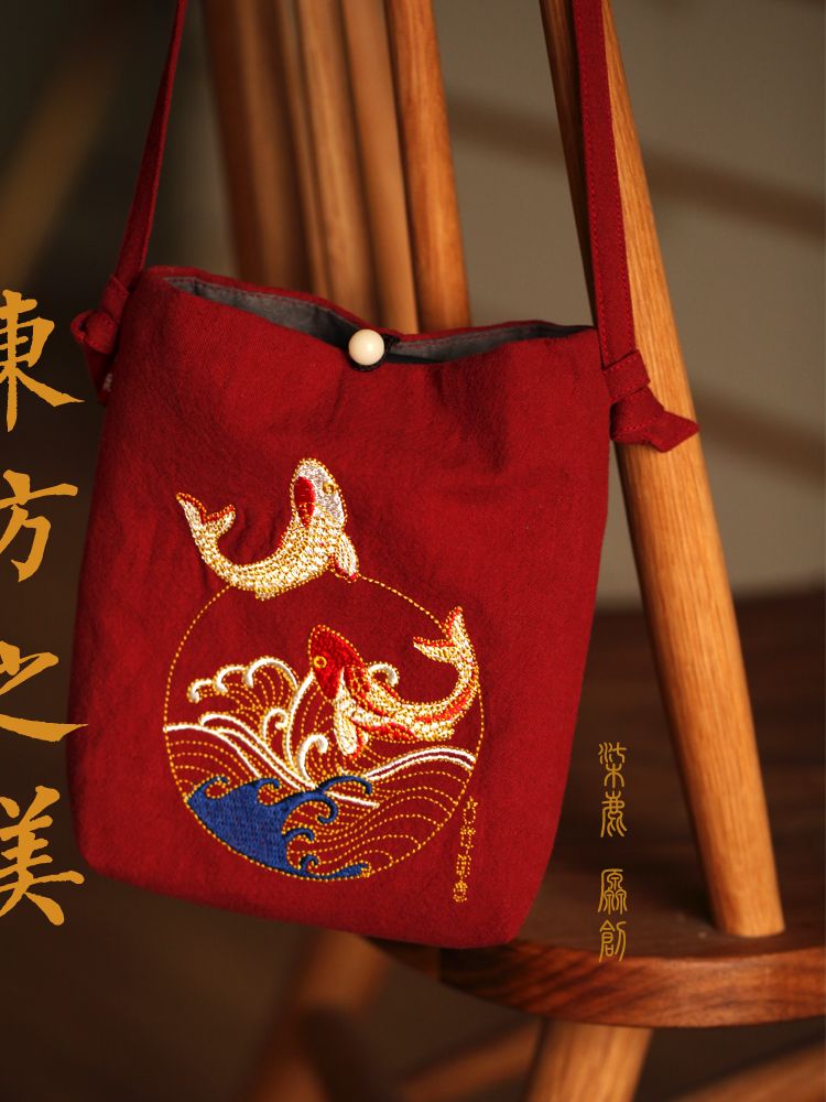 锦鲤的寓意和象征风水图,吉祥物锦鲤的寓意和象征