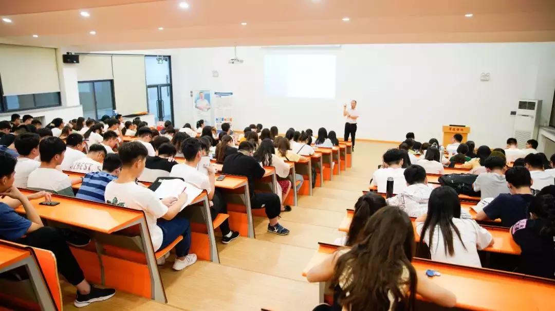 就业季专家来解惑—物通网董事长为物流专业大学生带来满满干货