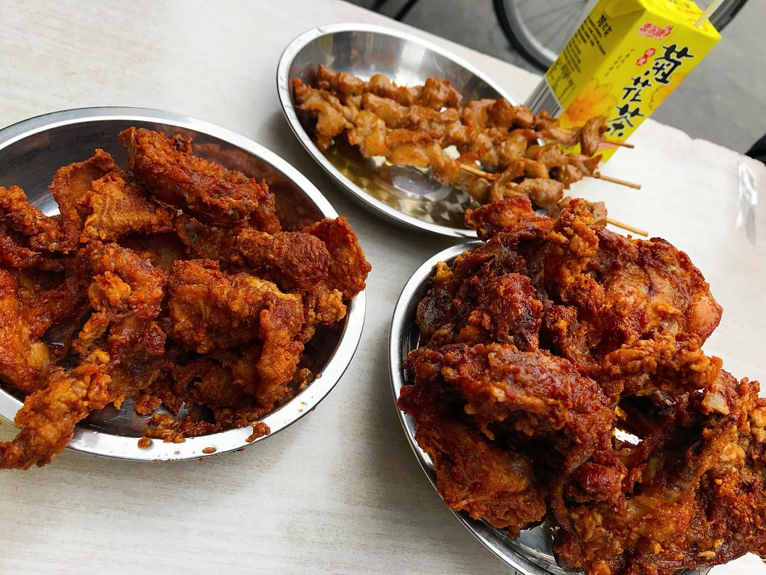 泉州酸甜口炸串,小学门口炸串酱料超香